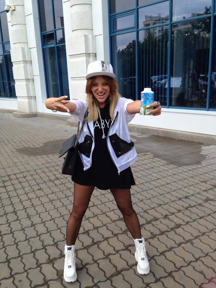 Delia nu mai &icirc;nchiriază dubiţe pentru a străbate Rom&acirc;nia!