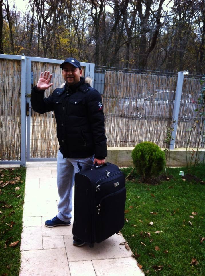 Partea masculină a echipei de prezentatori &bdquo;TCDU&rdquo; se recuperează. Cosmin Seleşi a plecat la...&rdquo;băi&rdquo;?