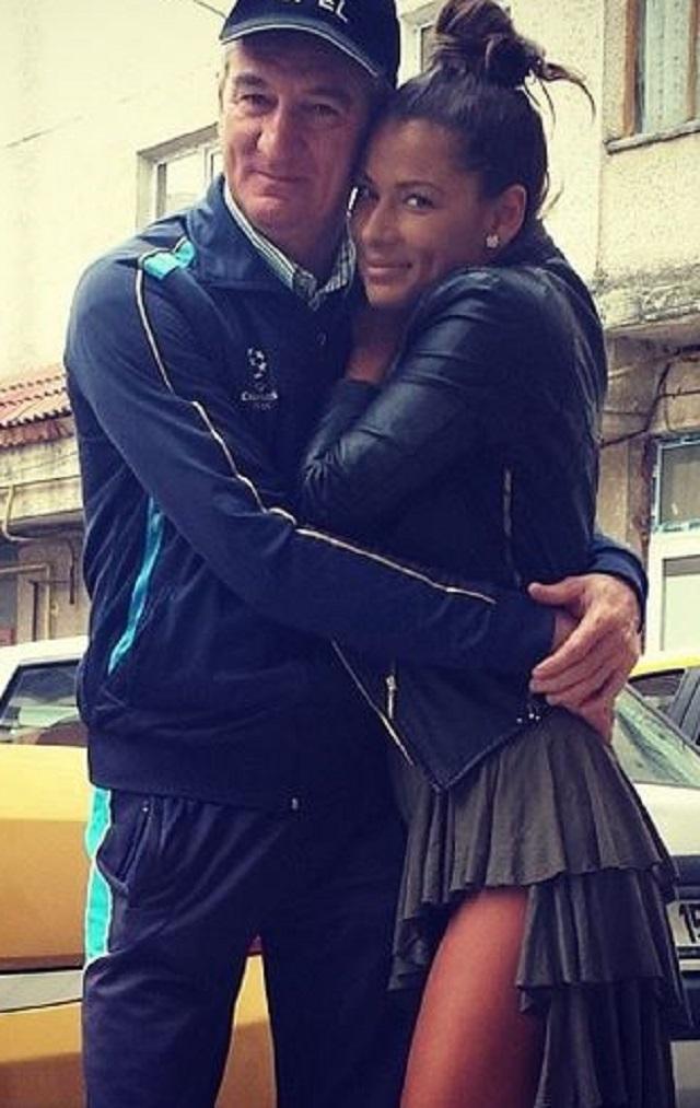 Acum e clar de unde a moştenit Roxana Vancea gropiţele. E leită taică-său!