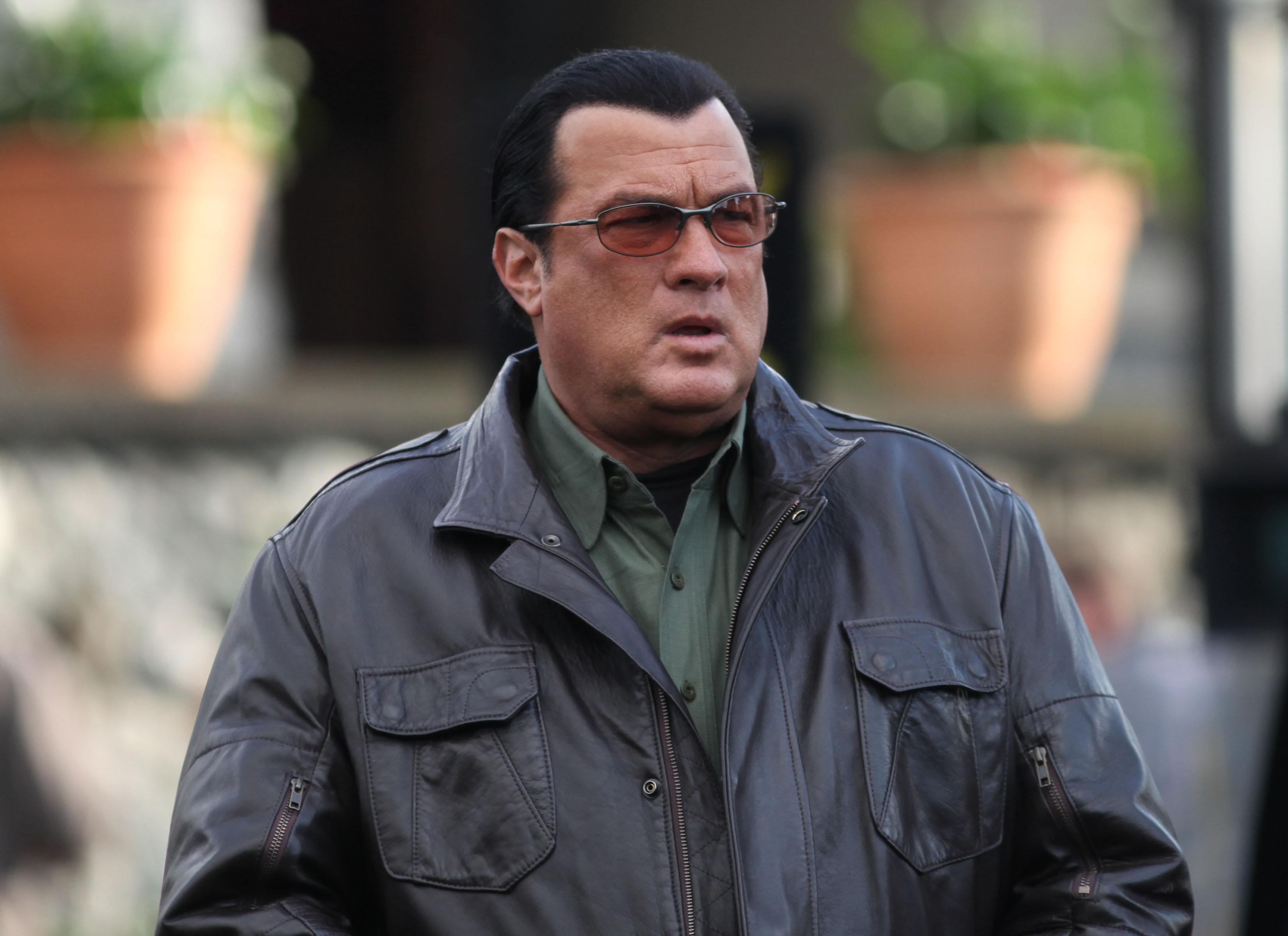 Steven Seagal a adoptat un căţel comunitar din Rom&acirc;nia