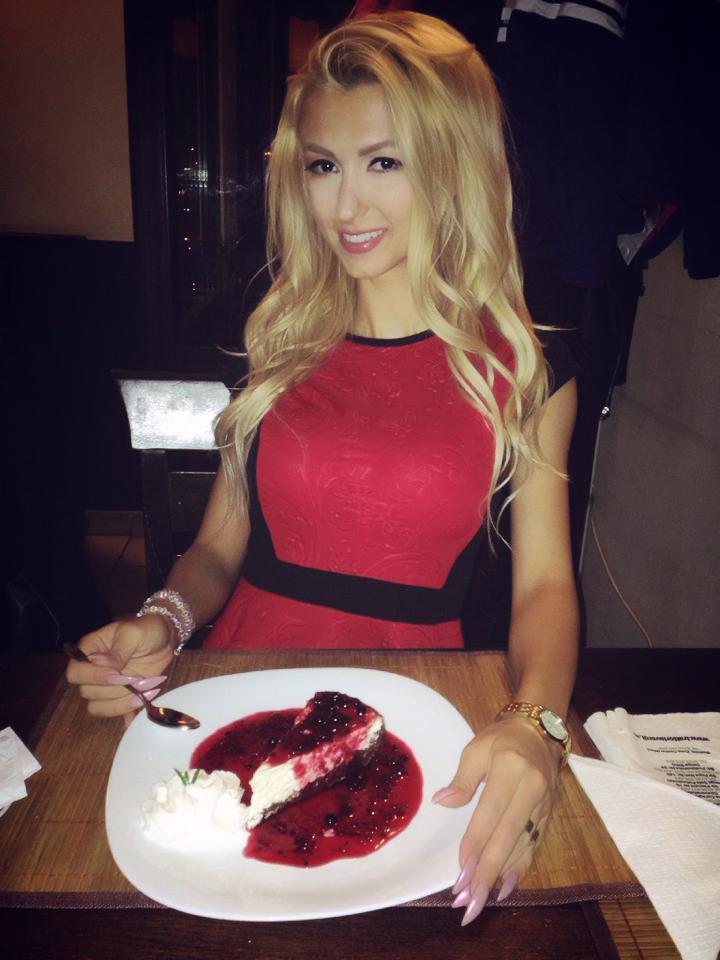 Andreea Bălan, asortată din cap p&acirc;nă-n... desert