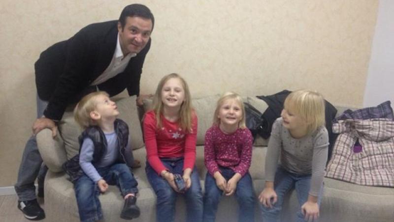 Daniel Buzdugan şi cei patru copii cărora le-a găsit o casă