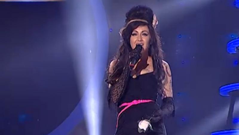 Dalma Kovacs aduce “marea descălţare” pe scenă şi intră impecabil în pielea regretatei Amy Winehouse