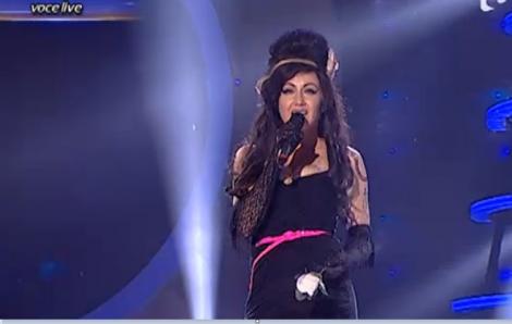 Dalma Kovacs aduce “marea descălţare” pe scenă şi intră impecabil în pielea regretatei Amy Winehouse