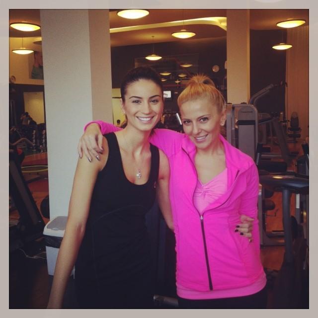 Geanina Ilieş &icirc;şi menţine echilibrul dintre minte şi trup &icirc;n &ldquo;Ora de Yoga&rdquo;