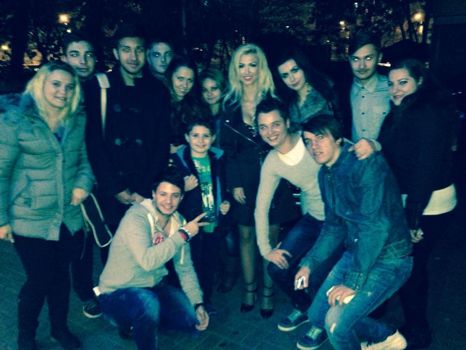 FOTO! Andreea Bălan şi-a re&icirc;nt&acirc;lnit cei mai vechi fani