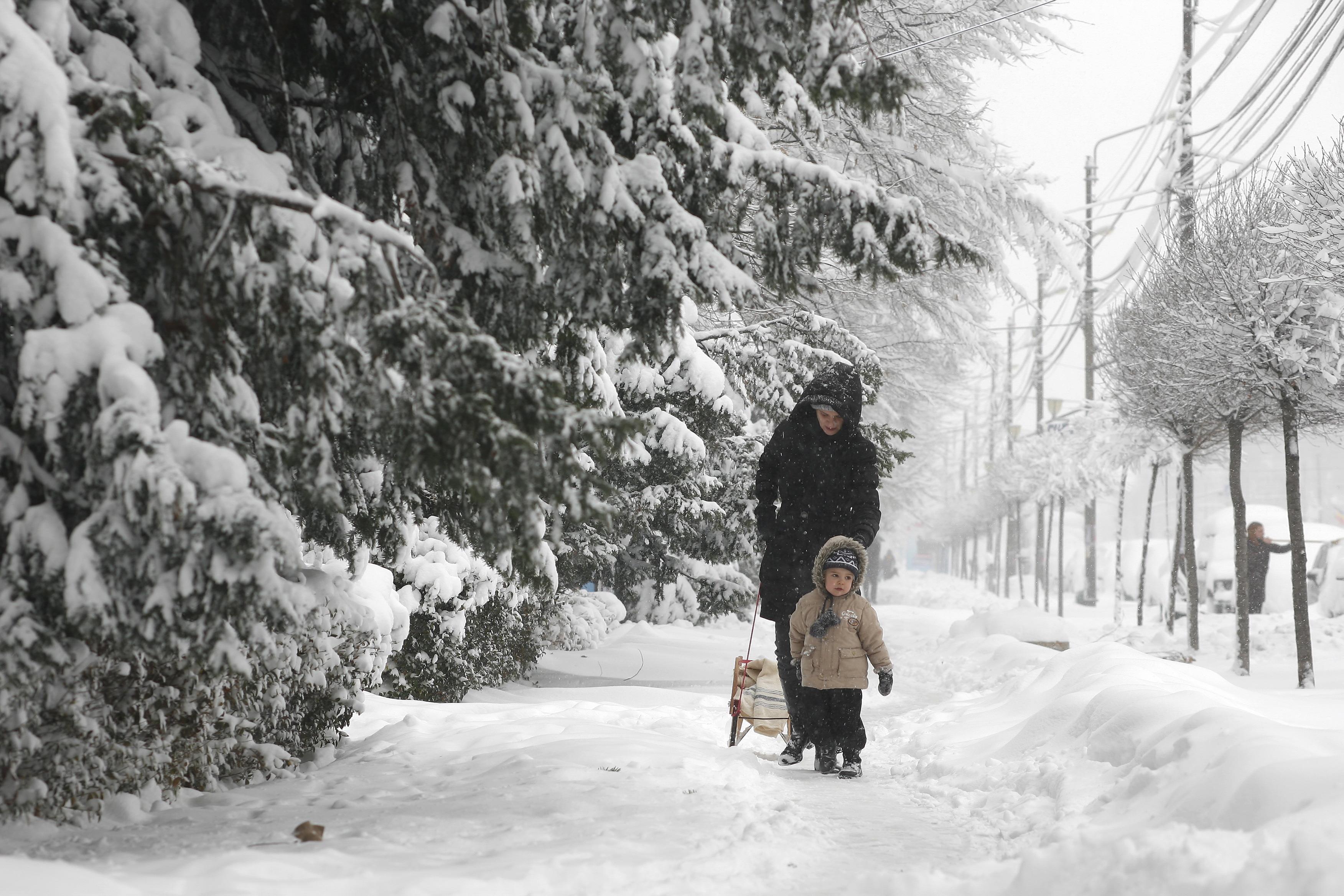 Harta ţării &icirc;ncepe să albească! Vin ninsorile şi &icirc;n Bucureşti