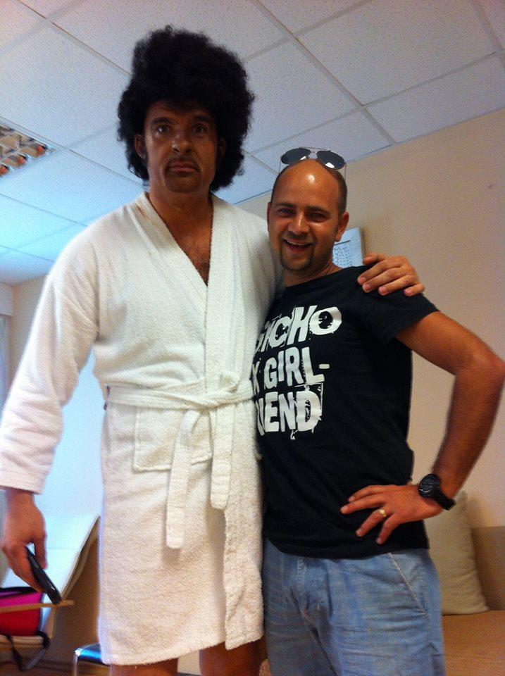 &Icirc;l cunoști de undeva? Seleși are o maseuză personală &icirc;naltă și cam...bronzată!