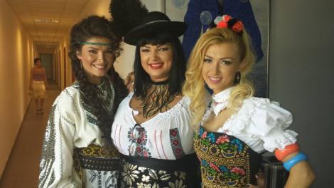 Trei doamne şi pe toate le cunoaştem de undeva: Ozana Barabancea, Andreea Bălan şi Alina Puşcaş, în costume populare