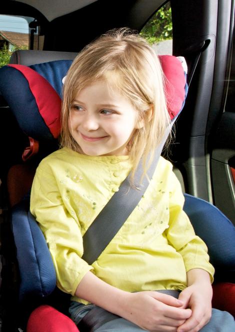Iarna nu e ca vara: Află cum trebuie îmbrăcați și transportați copiii în scaunele auto speciale