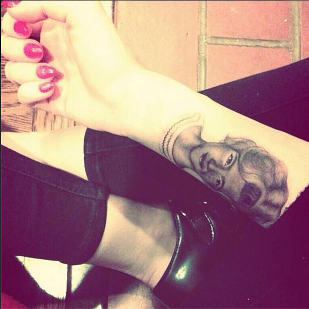 Miley Cyrus şi-a tatuat chipul bunicii pe antebraţ