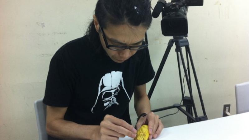 Artistul japonez End Cape la masa de lucru