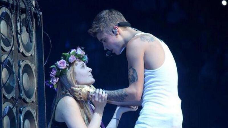 Justin Bieber într-unul dintre  momentele rare în care este imortalizat pe scenă!