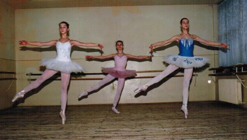 La cercul de balet (prima din stânga)