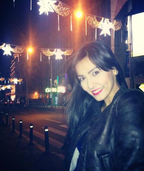 Alexandra Bădoi se bucură de luminiţele de Crăciun