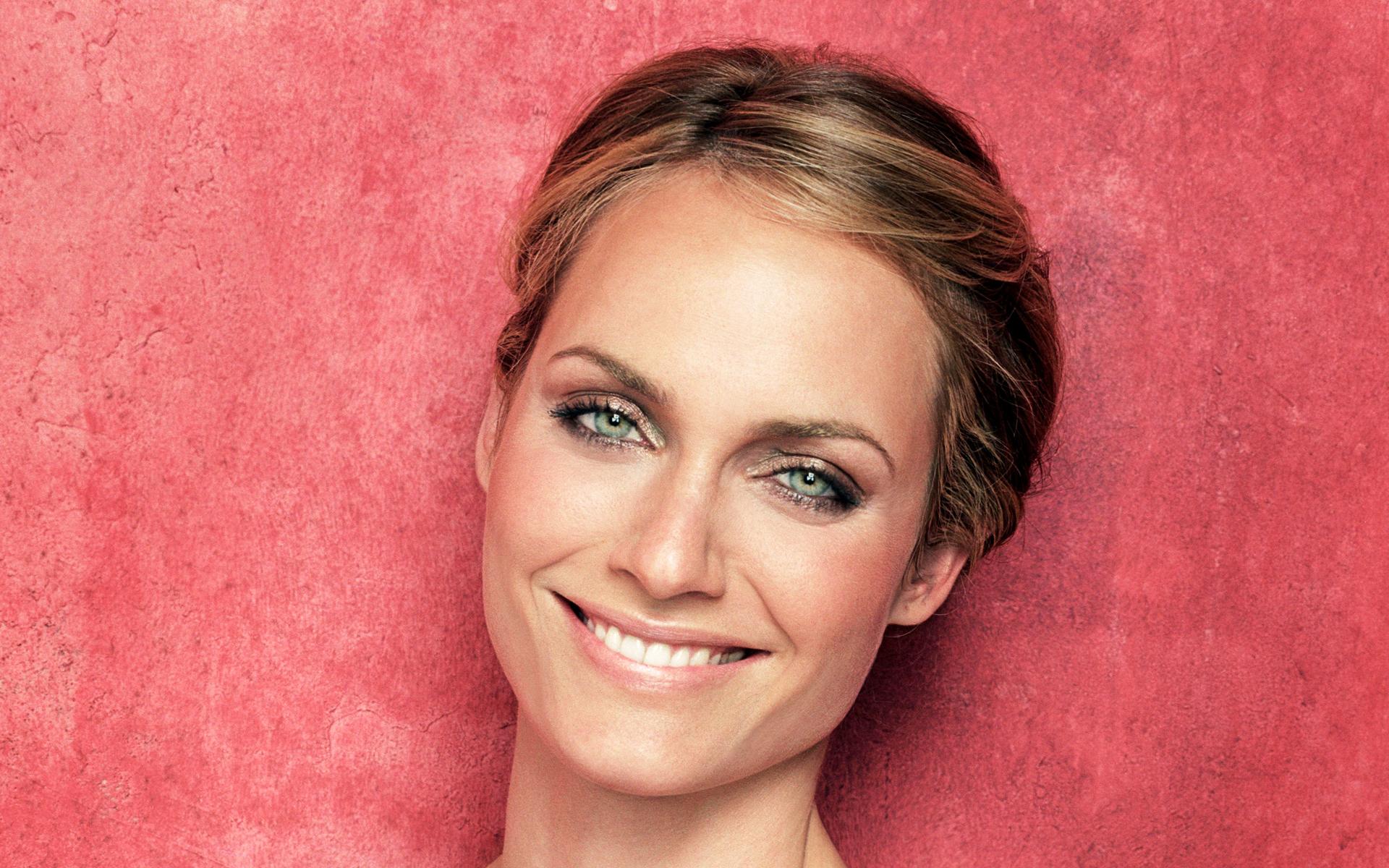 Amber Valletta va fi imaginea colectiilor H&M Conscious din această primăvară