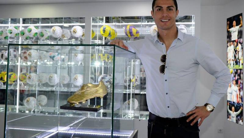 Galerie FOTO! Cristiano Ronaldo şi-a deschis propriul muzeu! Irina Şaik, prezentă alături de familia portughezului