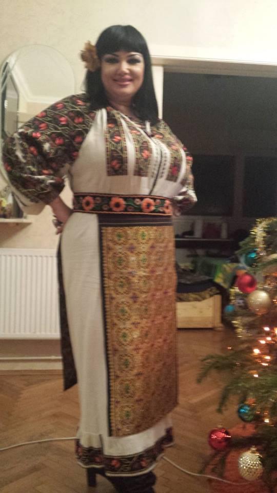 Ozana m&acirc;ndră de ultima achiziție vestimentară. Și-a luat o ie nouă, măi frunzuliță