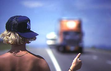 "Ia-mă, nene!" ar putea deveni istorie! Guvernul vrea să interzică practicarea autostopului