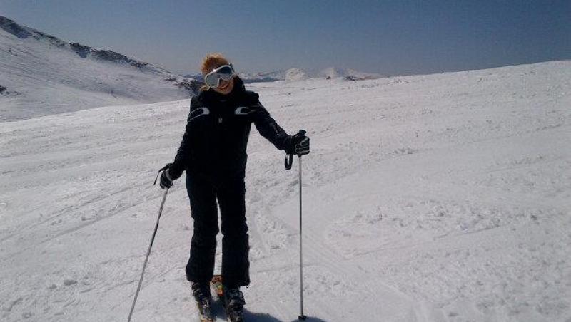 Simona Gherghe, împătimita sporturilor de iarnă. Uite cum se dă vedeta TV pe schiuri!