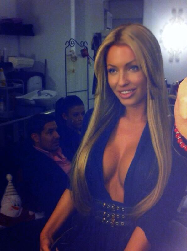 Una dintre asistentele de la "Un show păcătos" şi-a "tras"... extensii!