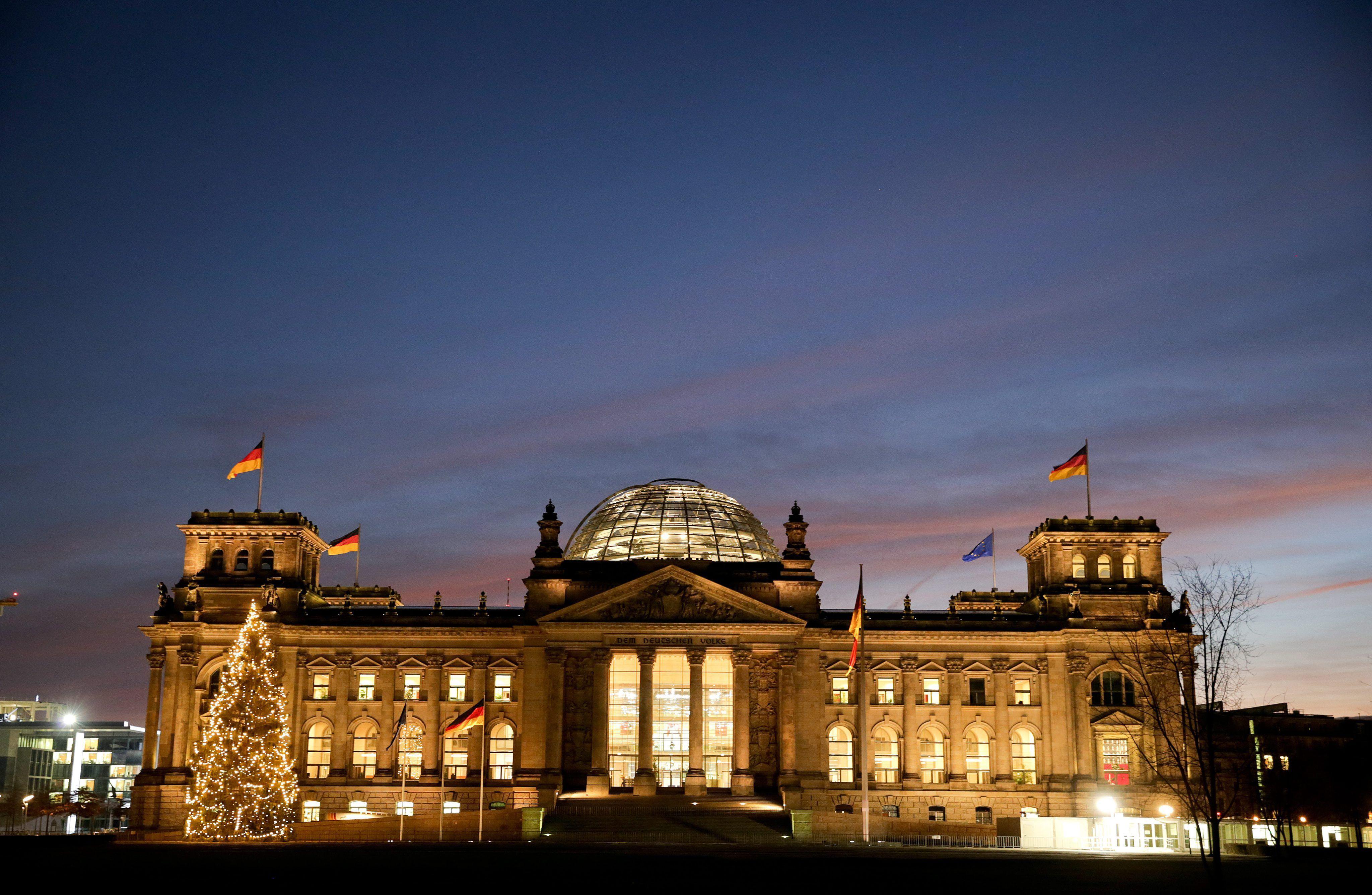 STUDIU: Peste 35% din rom&acirc;ni vor să plece definitiv din țară