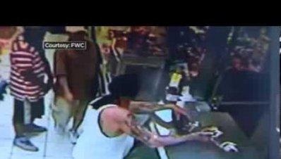 Un american a intrat cu aligatorul &icirc;n supermarket. Ce a vrut să facă