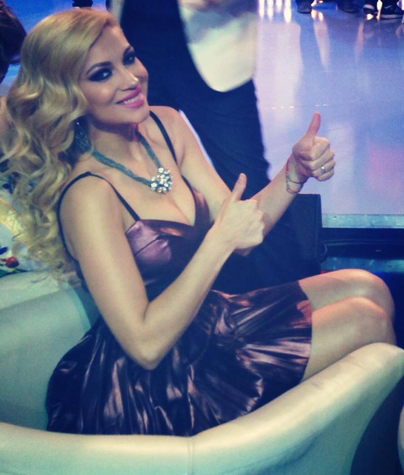 Lora, mai enigmatică dec&acirc;t oric&acirc;nd: "Filmez cu drag și spor, te pup dulce puișor"