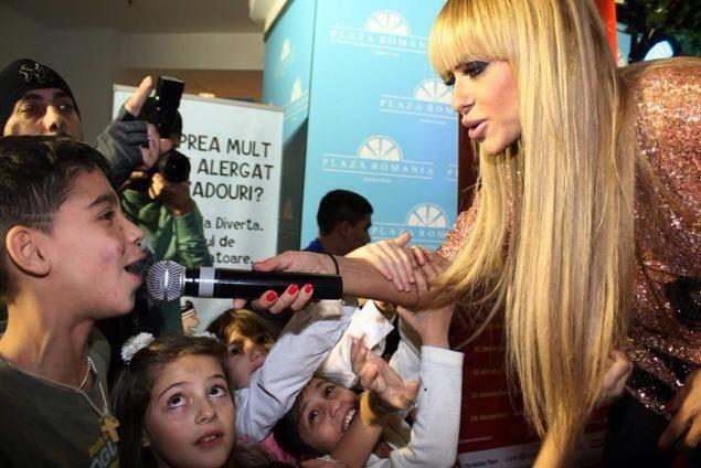 Anda Adam şi Andreea Bălan au c&acirc;ntat pentru copiii nevoiaşi din Capitală