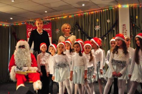 Bucurie pentru cei mici! Daciana Sârbu şi Gabriela Firea, ajutoarele lui Moş Crăciun