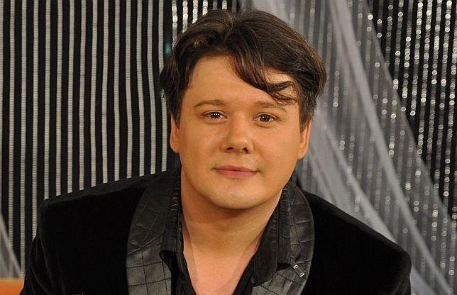 Fuego fr&acirc;nge inimi! Admiratoarele s-au &icirc;mbr&acirc;ncit pentru a-i fura o sărutare la ultimul concert | VIDEO