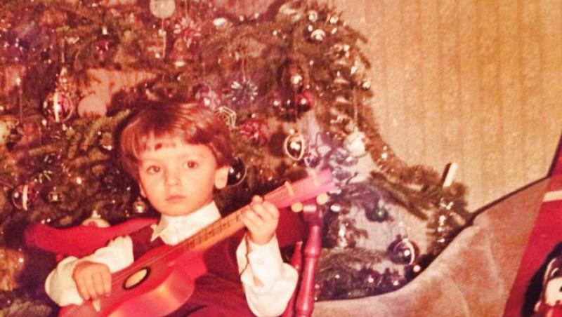 Cu chitara în mână, lângă brad! Valentin Butnaru visa, în copilărie, să devină interpret de muzică folk