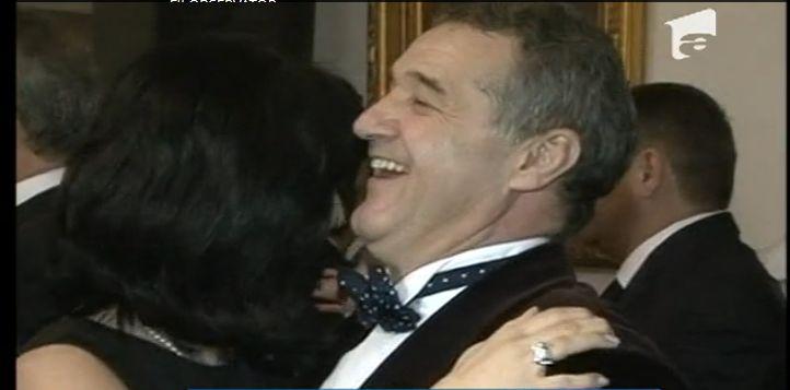 De Revelion, Gigi Becali c&acirc;ntă şi dansează din celulă