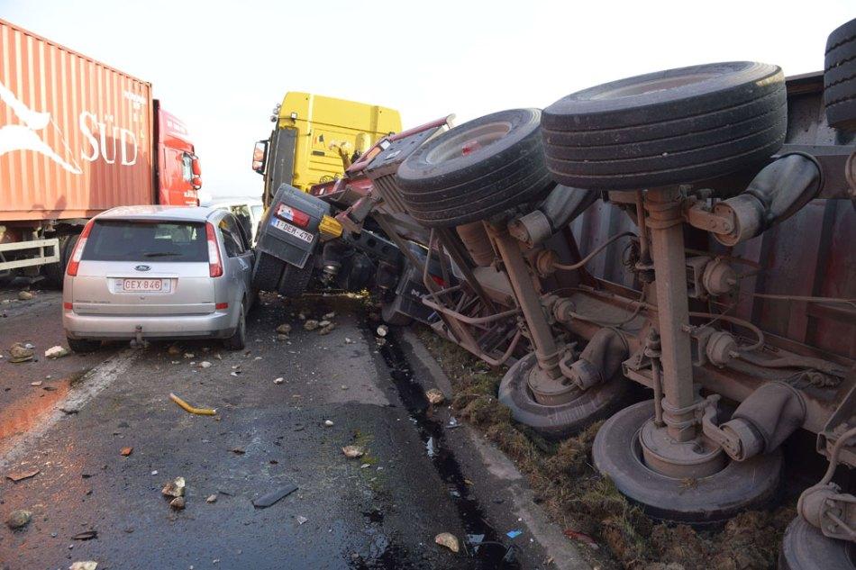 Accident groaznic: 70 de răniţi şi 132 de maşini avariate