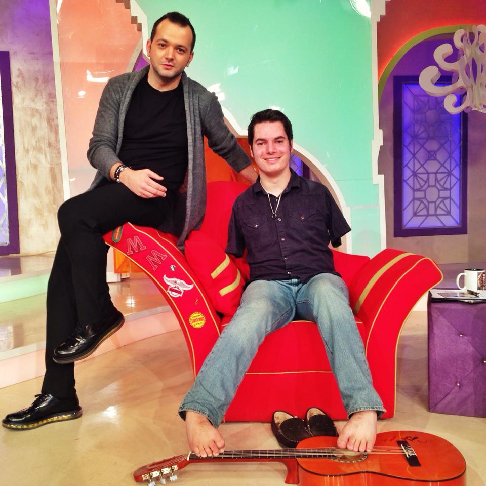 Poveste sf&acirc;şietoare şi un talent fără limite: Rom&acirc;nul fără m&acirc;ini a smus lacrimi cu demonstraţia la chitară | VIDEO