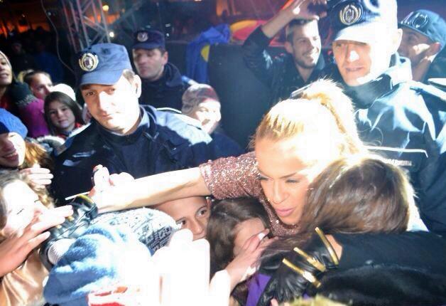 Anda Adam, &icirc;nconjurată de iubire! A primit zeci de &icirc;mbrăţişări &icirc;n unul singur