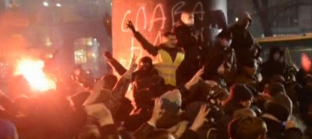 Un milion de ucraineni pregătesc revoluţia la Kiev! Ieri au decapitat statuia lui Lenin