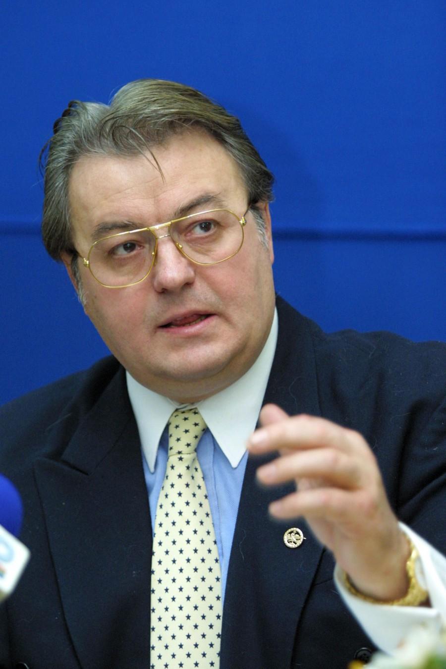 Corneliu Vadim Tudor trece la cele sfinte: "Sa-l ajutam pe Iisus sa bata la o singura usa"