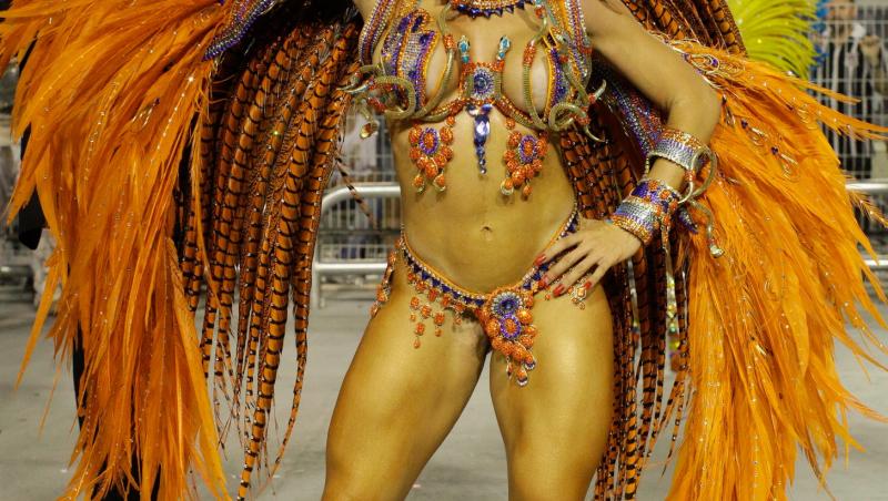 Cele mai focoase femei, braziliencele de la carnavalul de la Rio, au dansat imbracate doar in... pene si strasuri! 
