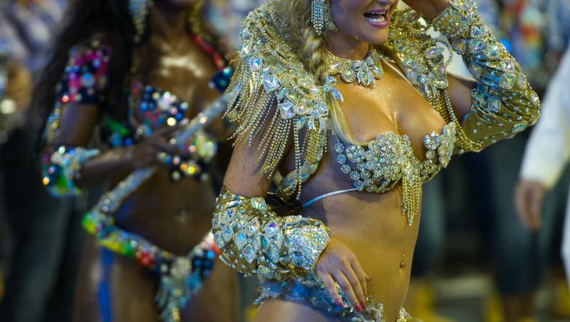 Cele mai focoase femei, braziliencele de la carnavalul de la Rio, au dansat imbracate doar in... pene si strasuri! 