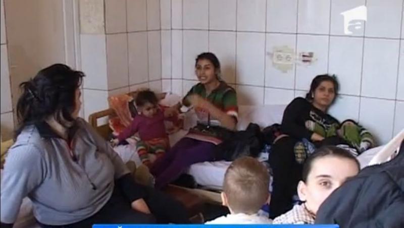 Aglomeratie incredibila in Spitalul Judetean Arad: Doua mame si un copil impart acelasi pat