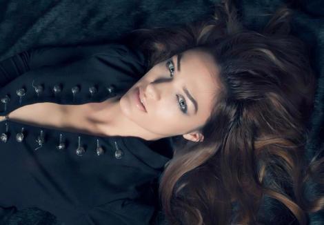 GALERIE FOTO! Denisa Ciocoiu, fosta concurenta Next Top Model, a semnat cu Versace!