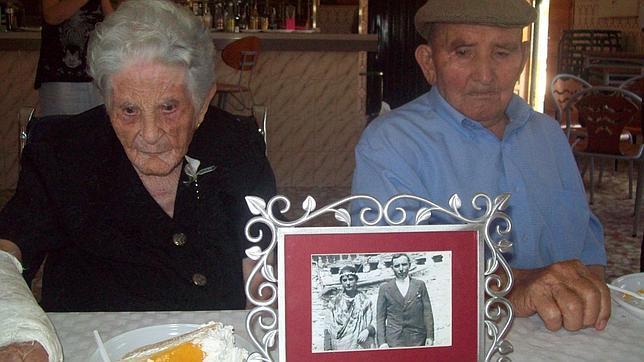 Justo si Lucia: casatoriti de peste 80 de ani! Pe el l-a lasat auzul, pe ea, picioarele. Doar inima nu i-a tradat!!!