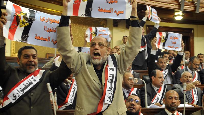Violentele s-au reluat la Cairo: protestele au degenerat in zona palatului prezidential