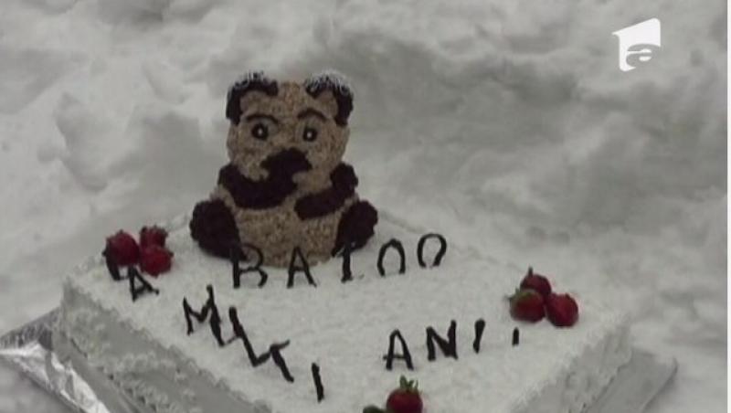 VIDEO! Petrecere surpriza pentru ursul Baloo. Laptele, fructele si mierea sunt preferatele mascotei de la Straja
