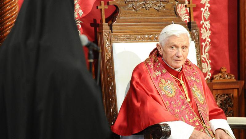 Motivele plecarii Papei Benedict al XVI-lea. Adeptii teoriilor conspiratiei au pierdut numaratoarea scenariilor despre demisia care a socat lumea catolica