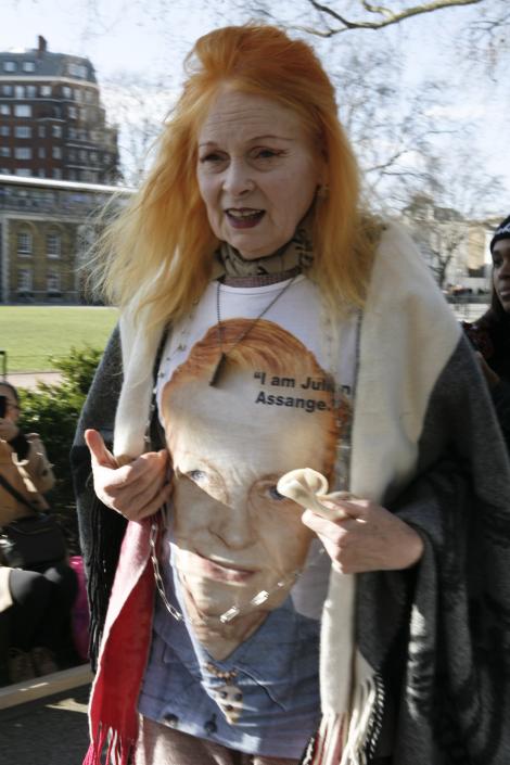 Creatoarea de moda Vivienne Westwood il sustine pe Julian Assange, fondatorul WikiLeaks
