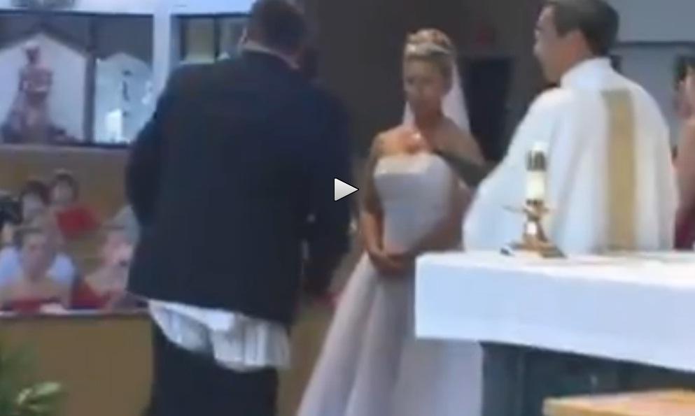 Cea mai tare nunta din lume: nasului ii cad pantalonii si ramane in budigai; mirii nu se mai pot opri din ras!!!