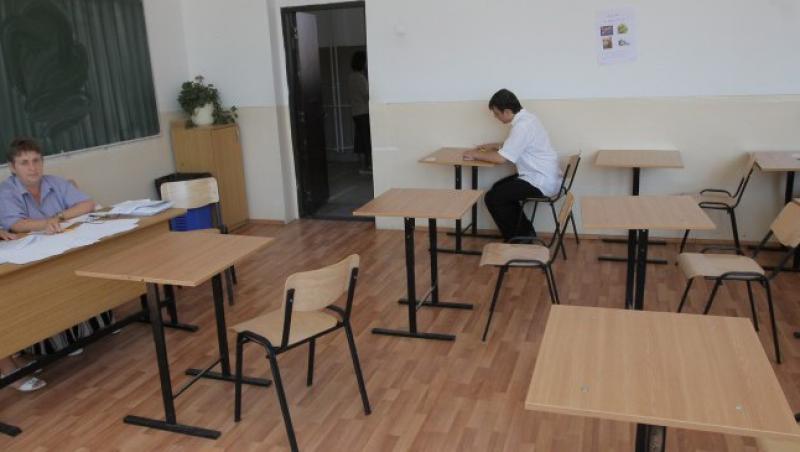 Profesori in uniforme in Arad: inclusiv directorul scolii poarta camasa si vesta, exact ca elevii