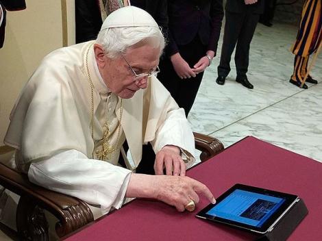 Contul de Twitter al Papei Benedict al XVI-lea va fi inchis definitiv dupa demisia oficiala a acestuia
